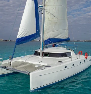 Front view of 4 vents catamaran